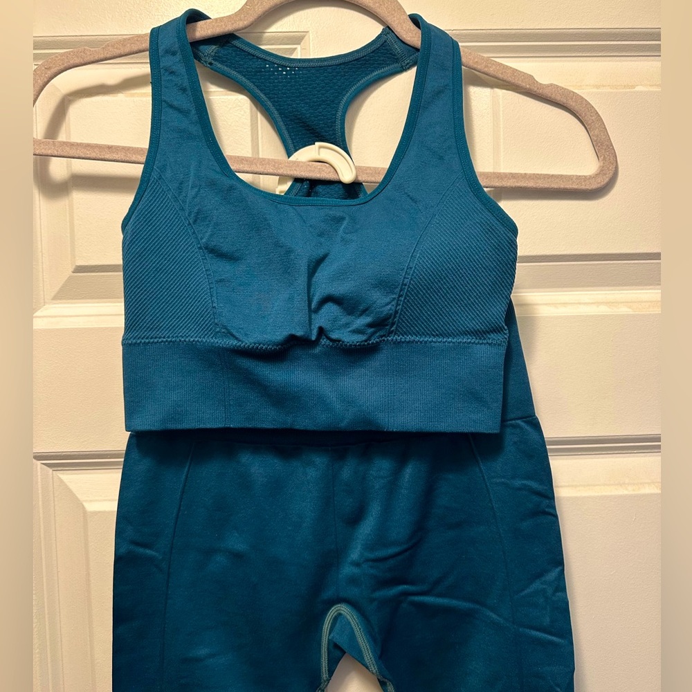 Fabletics Athletic / Workout Set - Picture 2 of 5